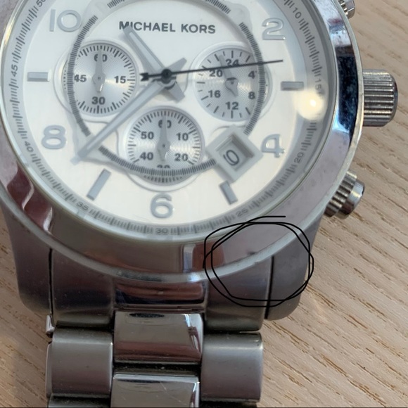 Michael Kors Oversized Watch - Picture 3 of 7